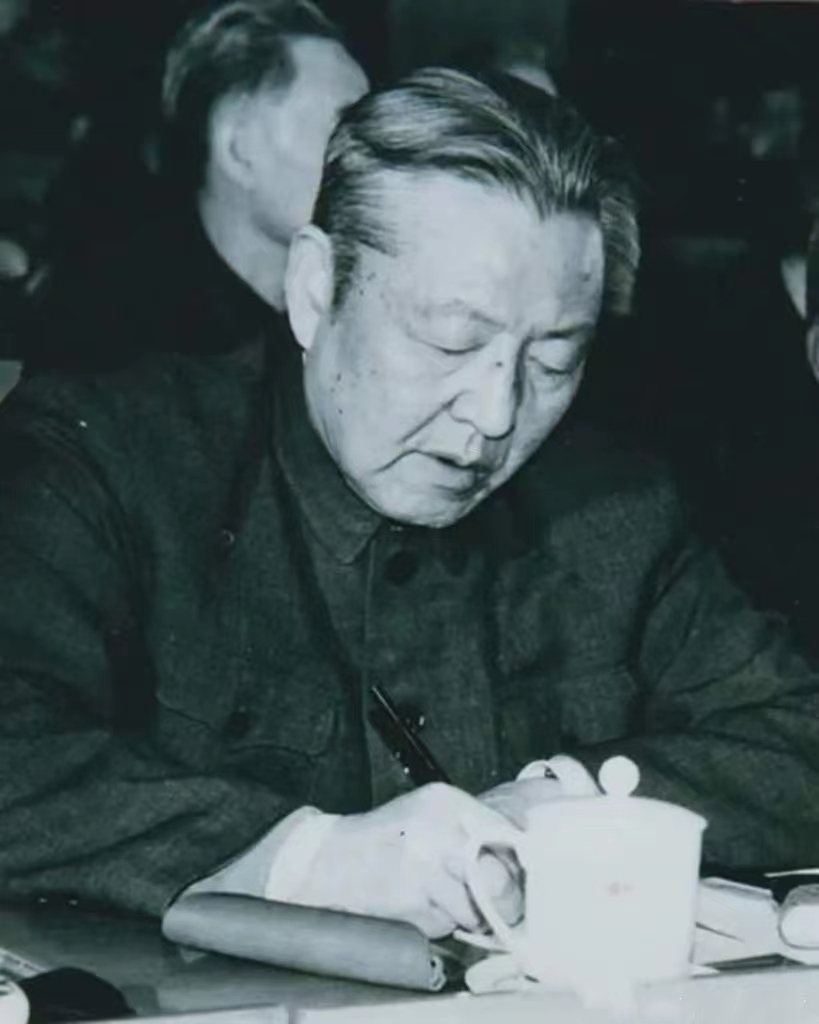 毛泽东是习仲勋成长之路的导师，称赞他是一个从群众中走出来的群众领袖