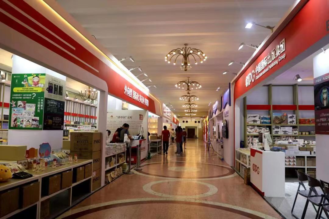 中国外文局携30多个语种4万余册图书亮相第19届上海书展